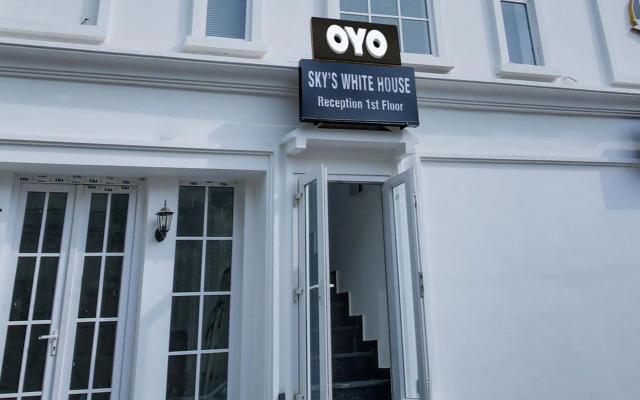 OYO Flagship 80590 Sky White House