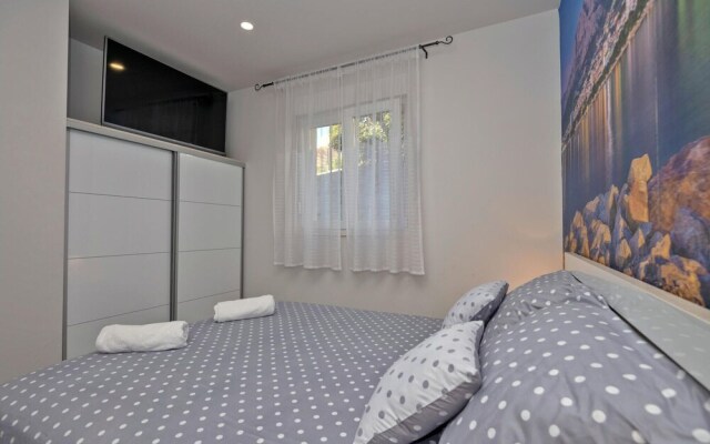 Awesome Apartment in Makarska With Wifi and 1 Bedrooms