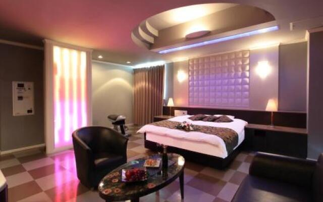 Pacela (Love Hotel)
