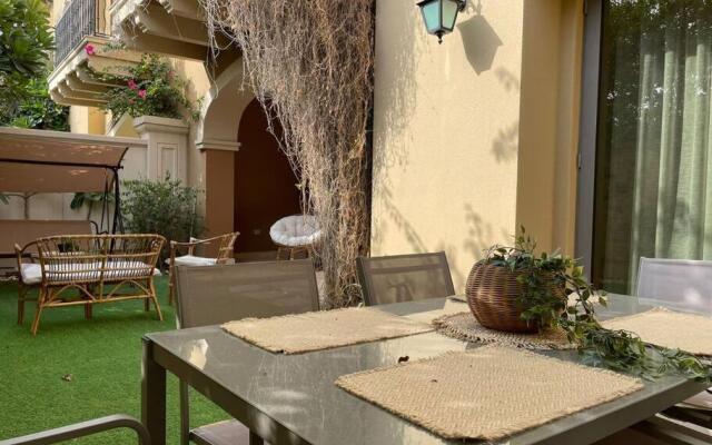 Cheerful 4-bedroom Villa With Shared Pool