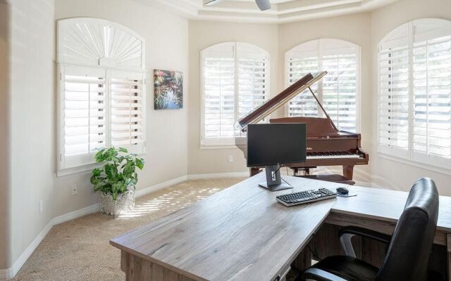 Minnezona Elegant Home w Poolside Retreat