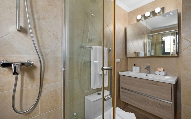 Upscale Gated Community Oasis Close to the Beach