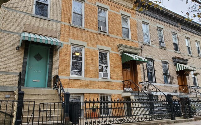 The Comfy First Floor Apartment, Ridgewood, Queens