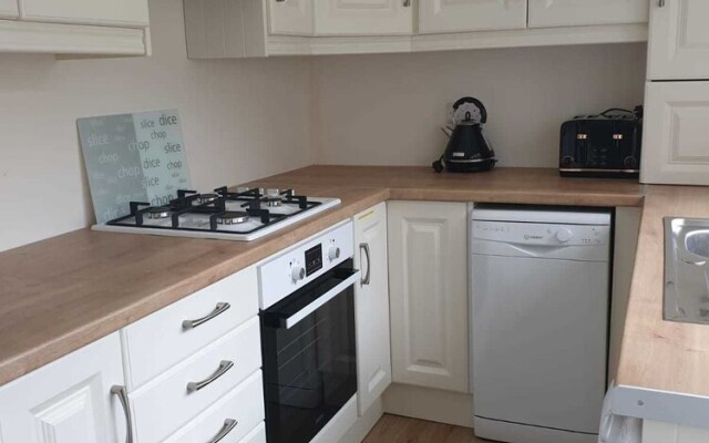 Newly Refurbished 3 Bed House Near City