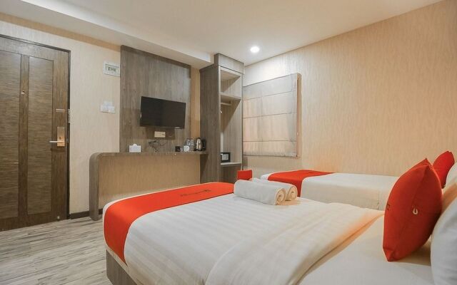 RedDoorz Plus near Mall Nagoya Hill Batam 3