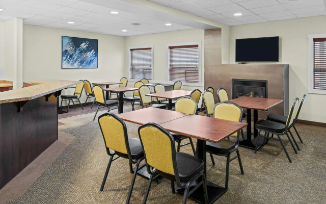 Days Inn by Wyndham Lamont