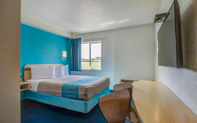 Motel 6 Grande Prairie, AB