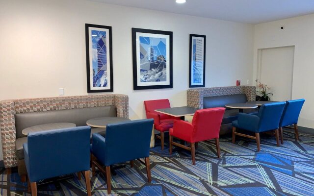 Holiday Inn Express & Suites Chicago-Libertyville by IHG