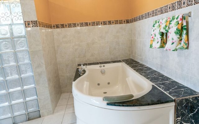 YanceyLargo- 4BR Villa Jacuzzi & Mountain Views by RedAwning