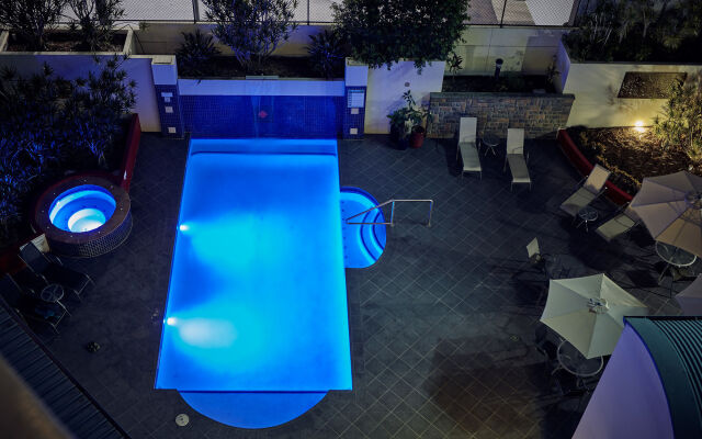 West End Central Apartments