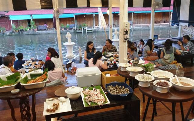 At Casa Guesthouse Amphawa