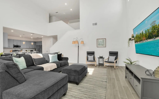 Upstay - Spacious Lakefront Home Near Disney