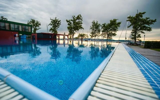 BL YachtClub & Apartments