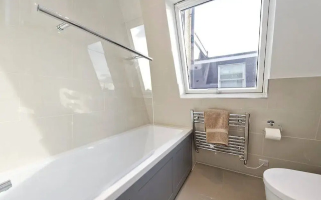 Spacious 4 Bed House, Battersea