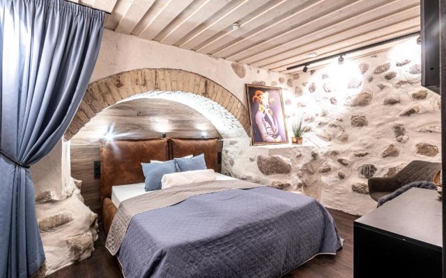UNESCO Hidden Arches – Restored 3 Bedroom Apartment in the Historic Pilies St.
