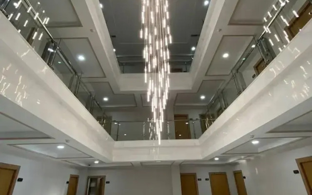 Отель Saroy Gardens