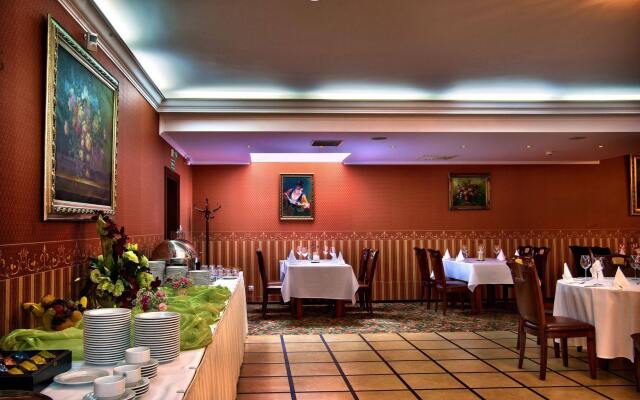 Hotel Dworek Tryumf Dąbrowscy Spółka Jawna