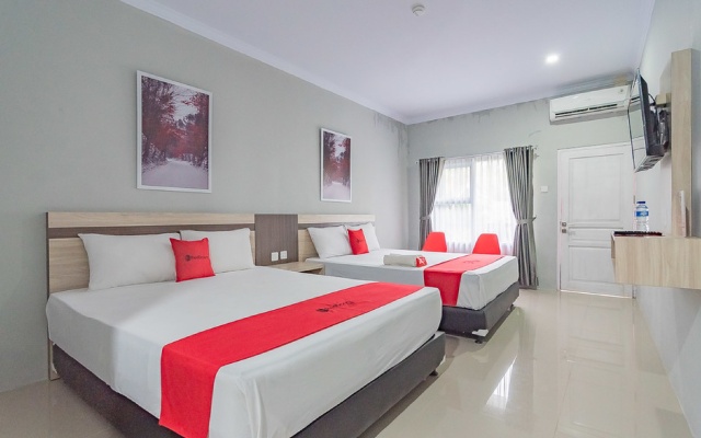 RedDoorz Plus @ Otista Garut – Guest Rooms – Tarogong