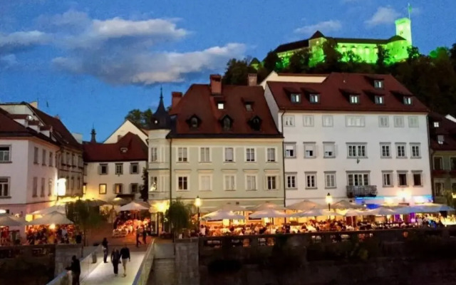 Ljubljana Riverbank Apartment in City Centre!
