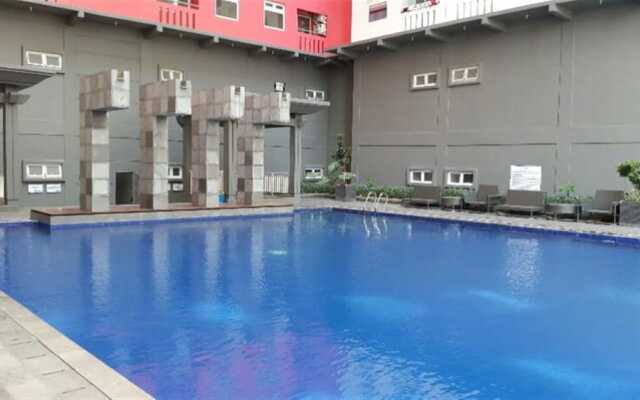 Homey 1BR with Spacious Living Room and Sofa Bed Green Pramuka Apartment