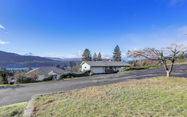 Outdoor Adventurer's Oasis in White Salmon