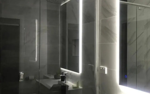 Luxury 2br home with King, 5 star private & close