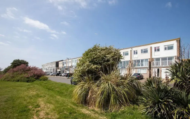 Bright Modern Selsey Seafront Home