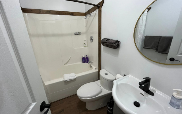 Arctic Divide Inn & Motel