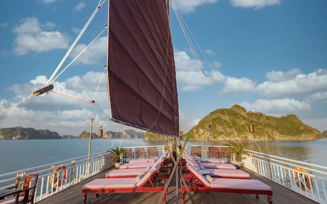 Heritage Line Violet cruise – Ha Long Bay & Lan Ha Bay