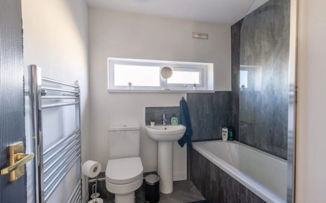 Modern 3 Bed House-free Parking