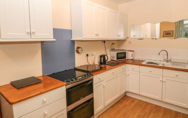 38 Plas Darien. Peredur Suite