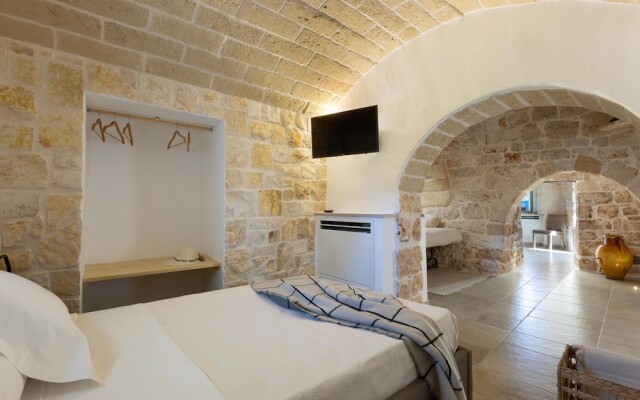 2220 Trulli Biancapetra by Perle di Puglia