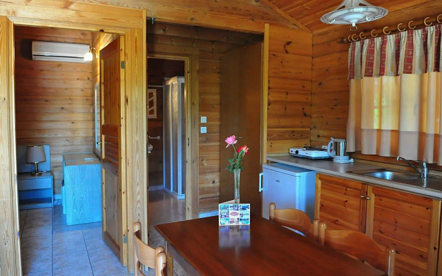 Sandy's Studios Apartments & Log Villas