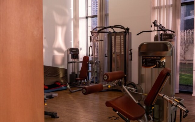 Sea-side 4 BR Apt with Gym