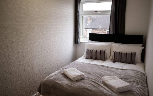 Stay Comfortable-close to City Centre-4 Bed House!