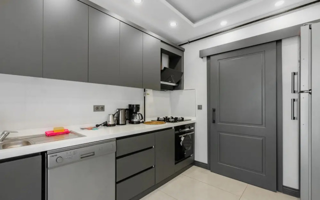 Stylish Flat w Balcony Near Lara Beach