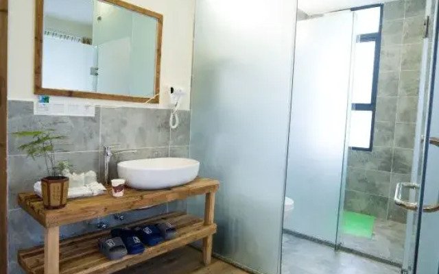Yangshuo Huajian Homestay (Guilin Qianguqing Branch)