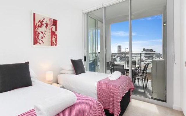 As the Sun Sets - Modern and Spacious 2BR Zetland Apartment Facing the Setting Sun – Guest Rooms – Sydney