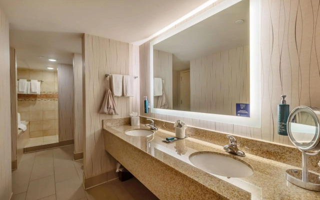 DoubleTree by Hilton Hotel Lawrence