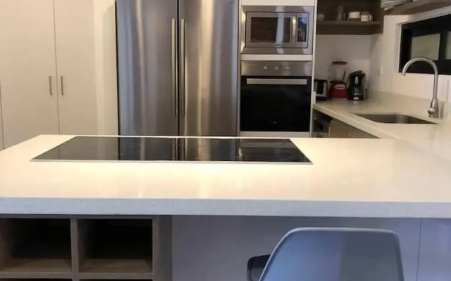 3-br Condo, Partial Ocean View, 2blocks From Ocean