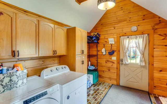 Spacious Wilmington Cabin: Walk to Lake