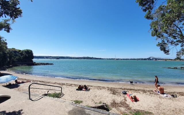 Herne Bay Gem Near Beach - Carpark