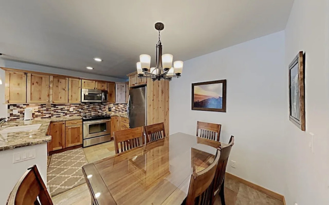 One Bedrooms At Snowbird Condos Slopeside - Free Wifi & Assigned Parking!