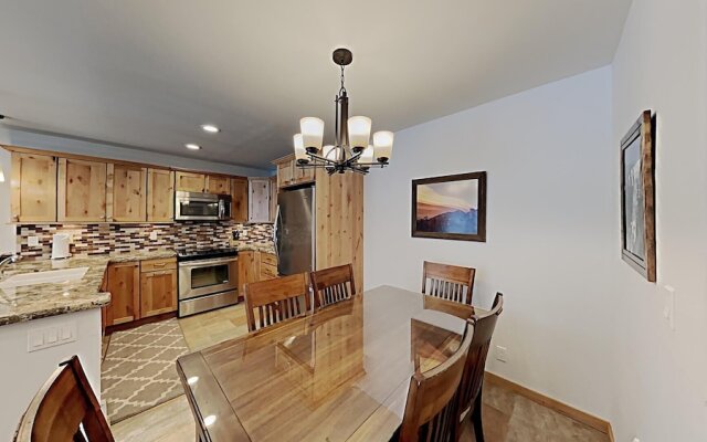 One Bedrooms At Snowbird Condos Slopeside - Free Wifi & Assigned Parking!