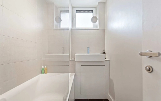 Lovely 2 Bed Apartment w Balcony nr River Thames