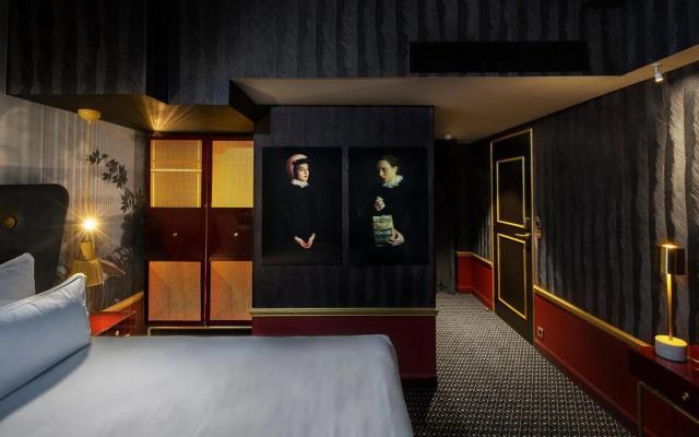 Snob Hotel