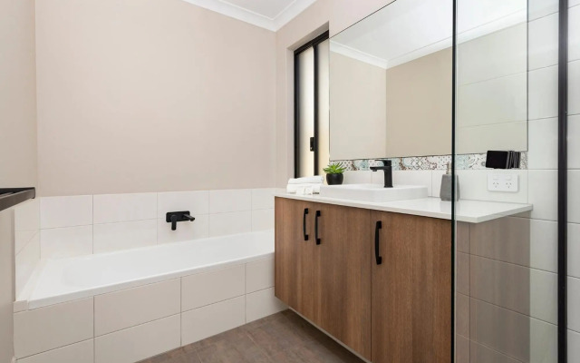 The Links - fairway views, walk to town, air-con