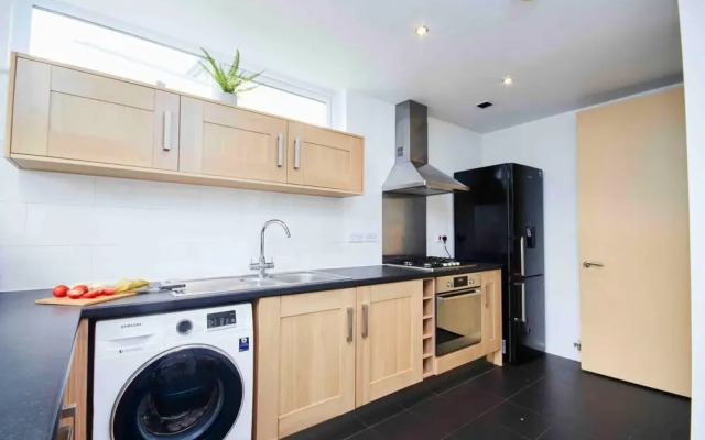 Dellehomes Remarkable 4-bed House in Manchester