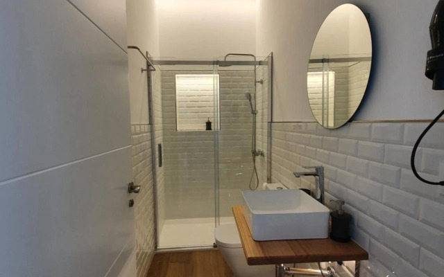 REDONDELA APARTMENTS - Bedroom, Bathroom & Kitchen