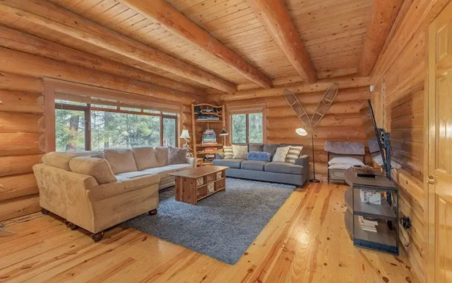 Soaring Pines Lodge 1 Bedroom Home by NW Comfy Cabins by RedAwning